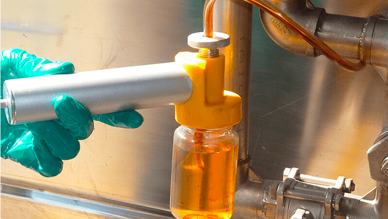 Toma de muestra de aceite de una maquina