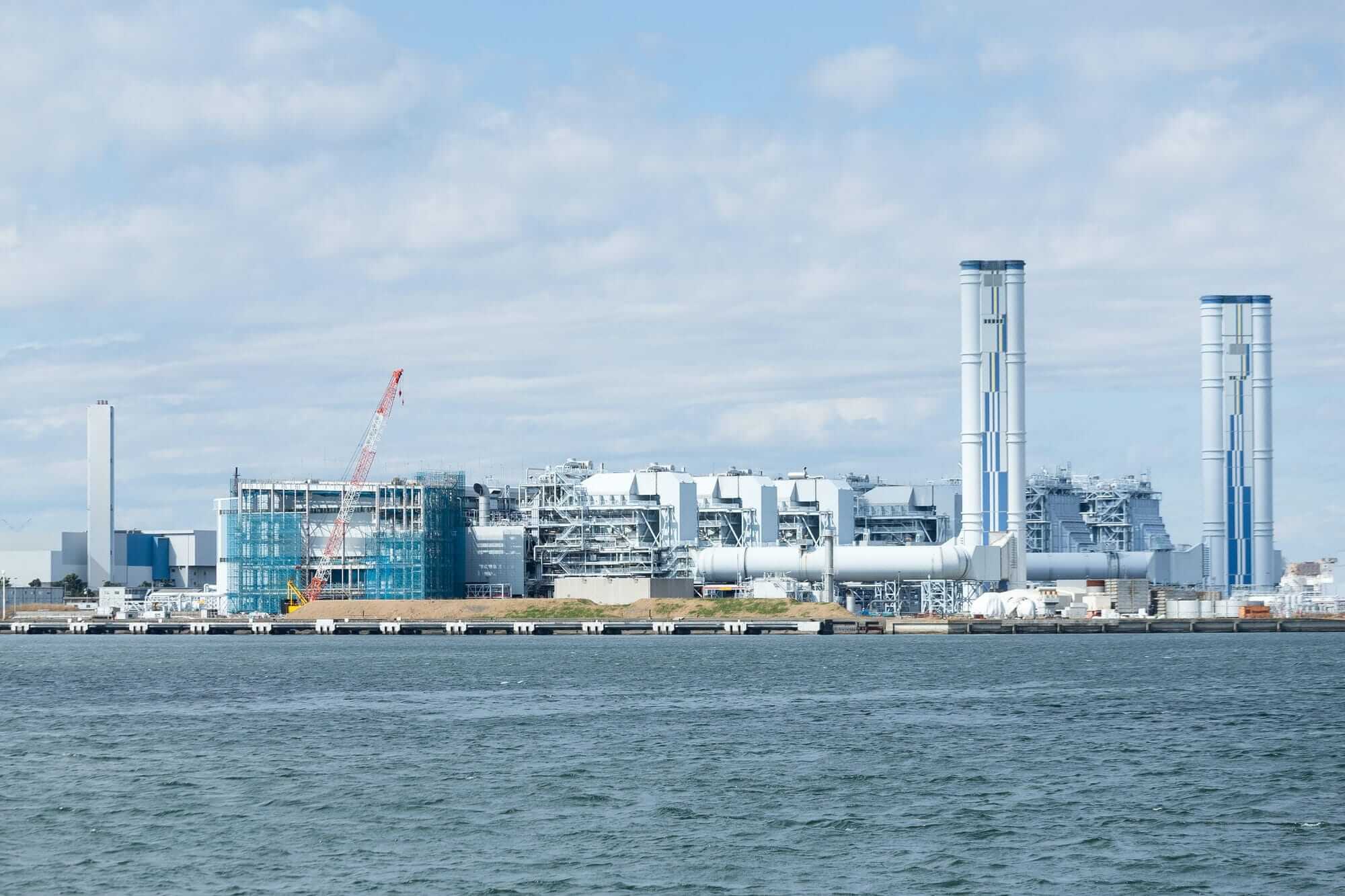 Vista panorámica de una gran planta de energía o instalación industrial a orillas del mar