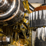 Engranajes metálicos con un sistema de lubricación industrial en planta de producción
