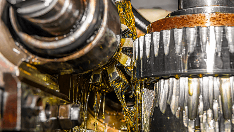 Engranajes metálicos con un sistema de lubricación industrial en planta de producción