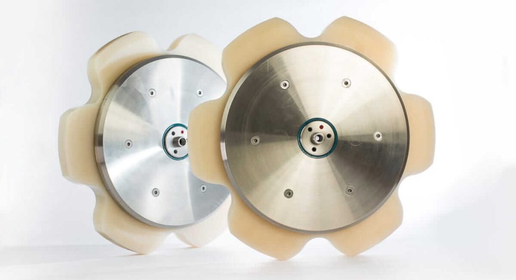 Dos aplicadores Rotalube PH fabricados con fluoroplásticos Symalit de color beige y centro de acero inoxidable para entornos corrosivos ácidos o alcalinos.