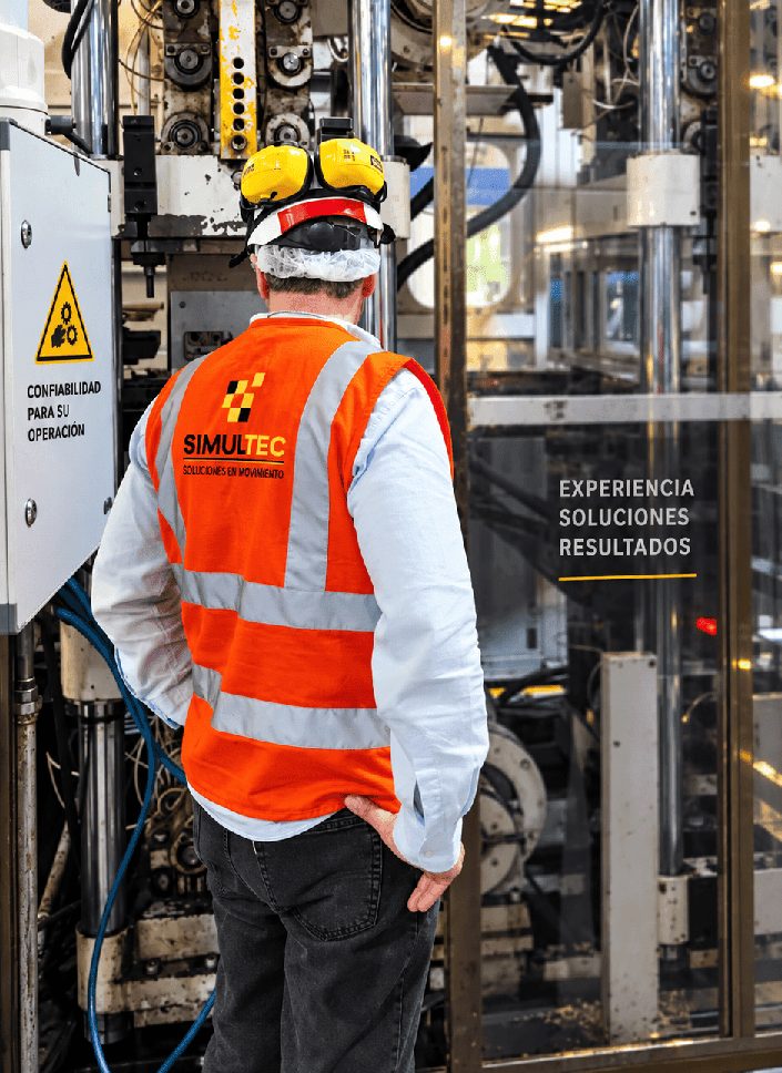 Ingeniero de Simultec inspeccionando maquinaria industrial