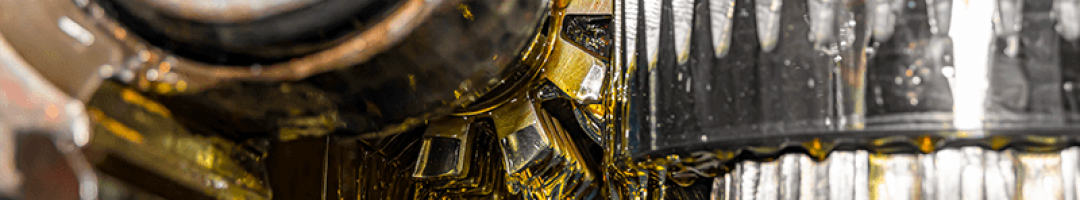 Engranajes metálicos con un sistema de lubricación industrial en planta de producción
